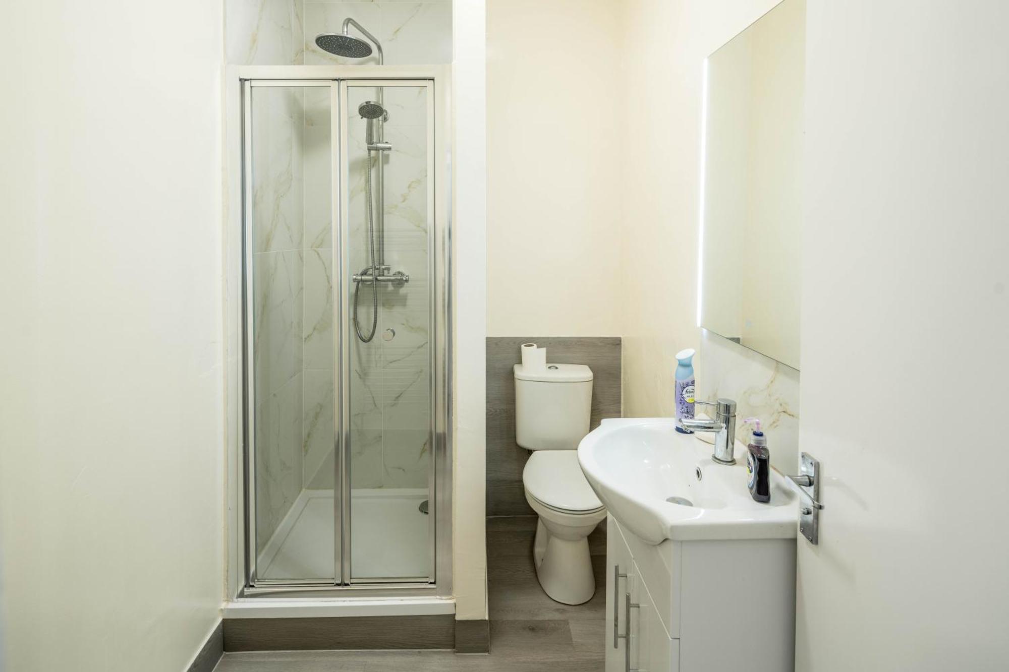 Free Parking, 2 Beds,Close To Train Station เบดฟอร์ด ภายนอก รูปภาพ